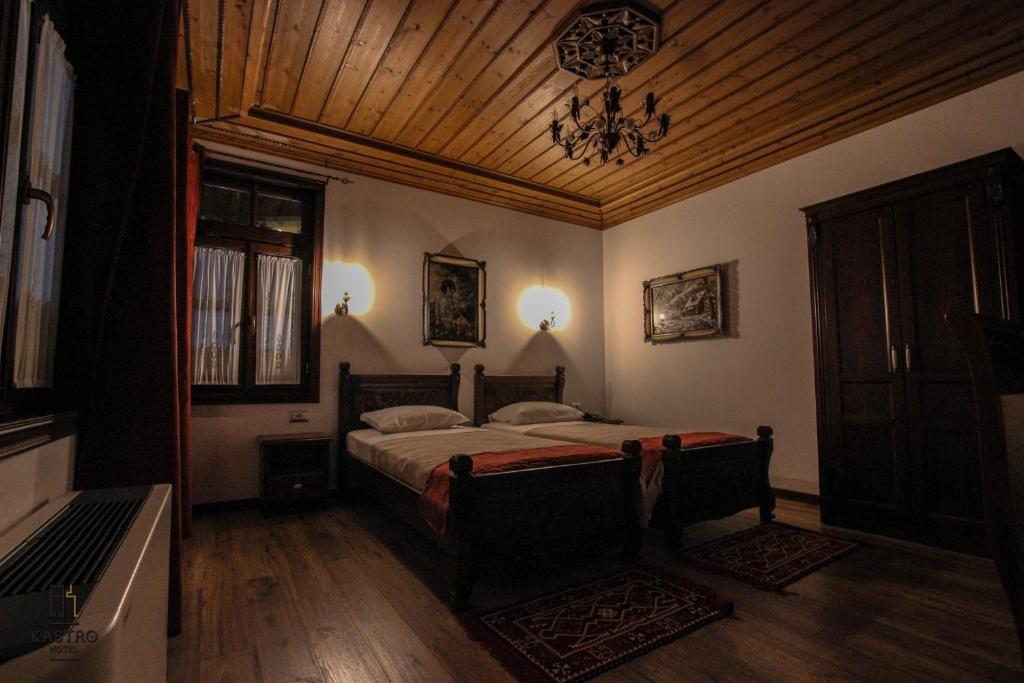 Una cama o camas en una habitación de Hotel Kastro
