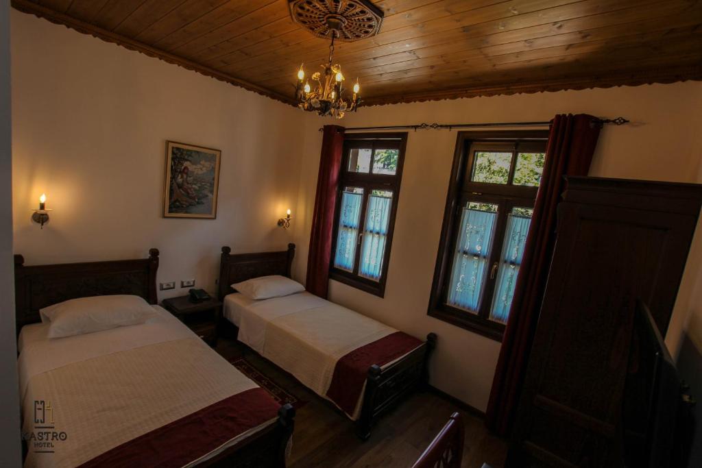 Una cama o camas en una habitación de Hotel Kastro