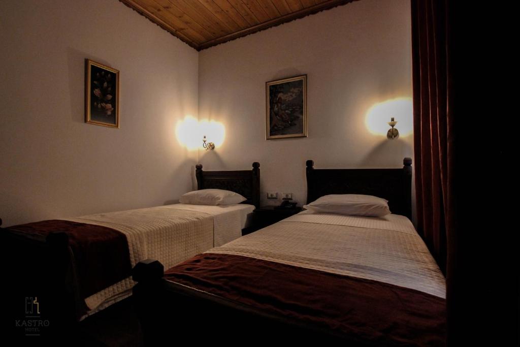 Una cama o camas en una habitación de Hotel Kastro