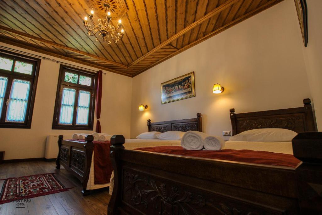 Una cama o camas en una habitación de Hotel Kastro