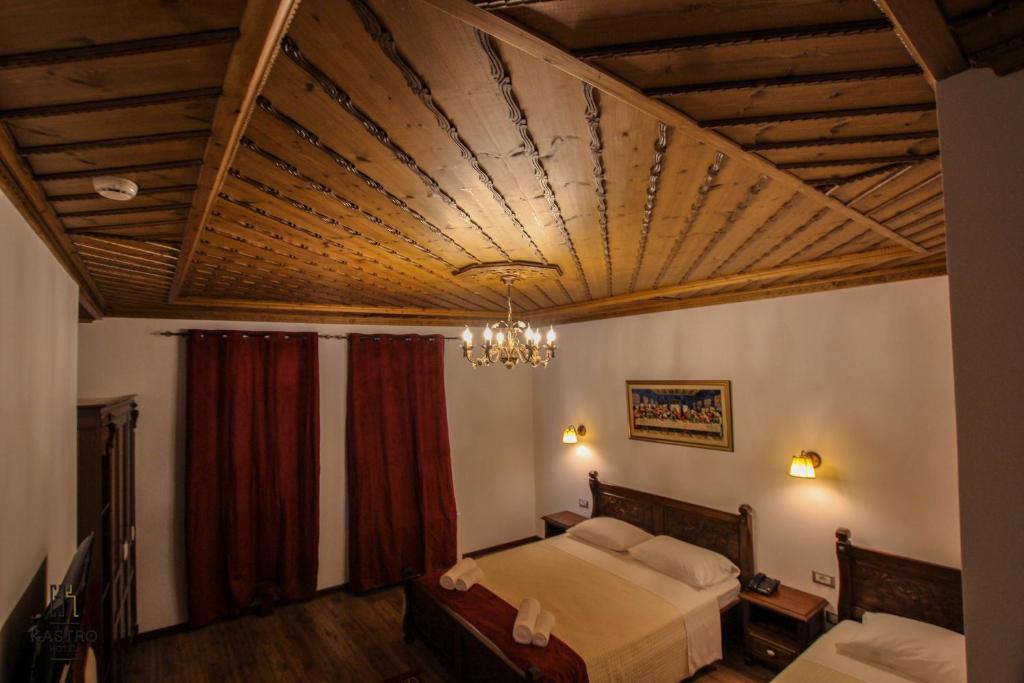 Una cama o camas en una habitación de Hotel Kastro