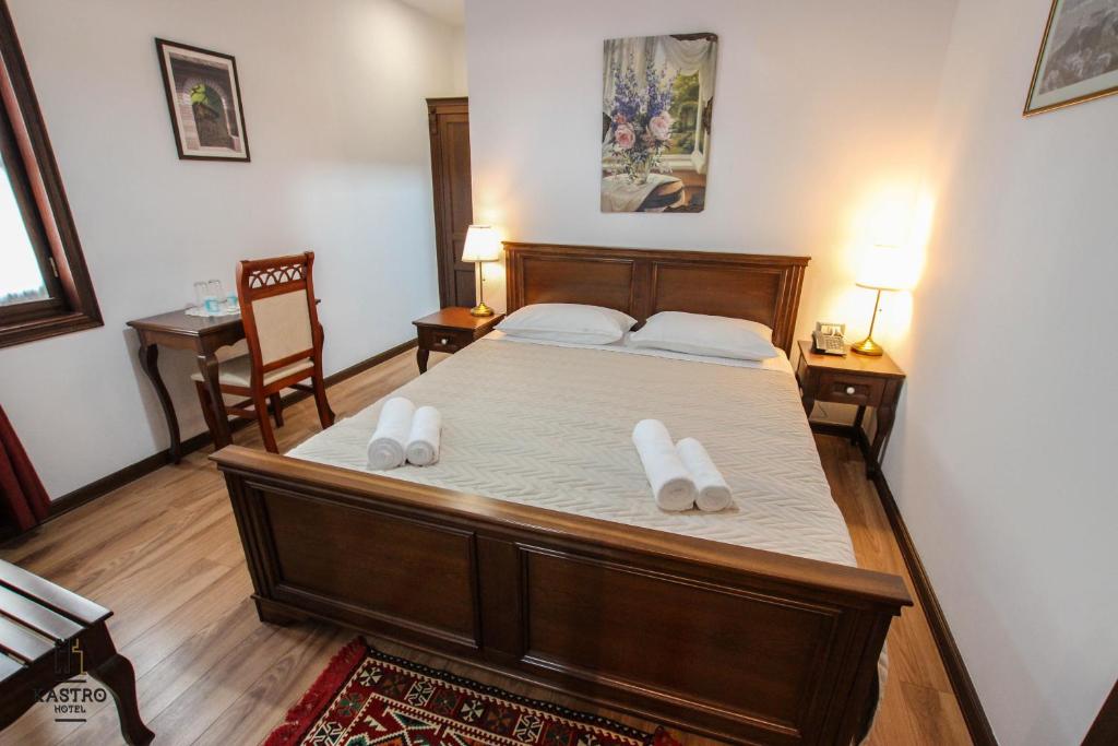 Una cama o camas en una habitación de Hotel Kastro