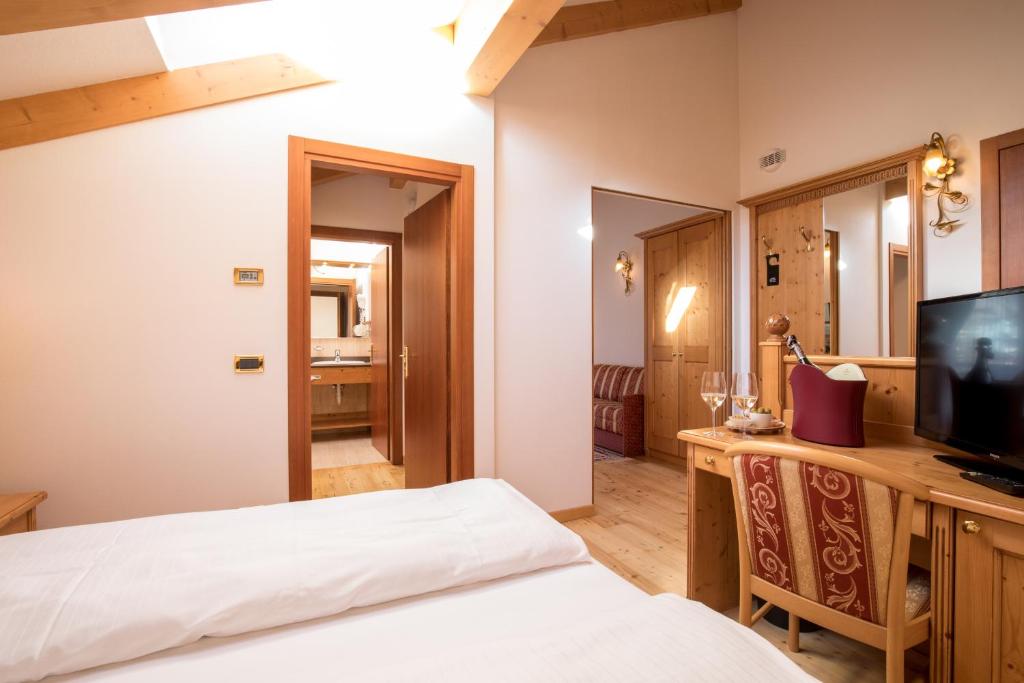 TV a/nebo společenská místnost v ubytování Hotel Chalet all'Imperatore