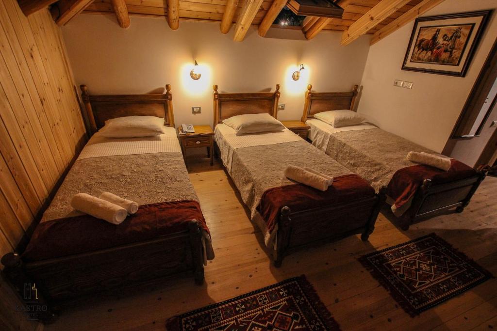 Una cama o camas en una habitación de Hotel Kastro