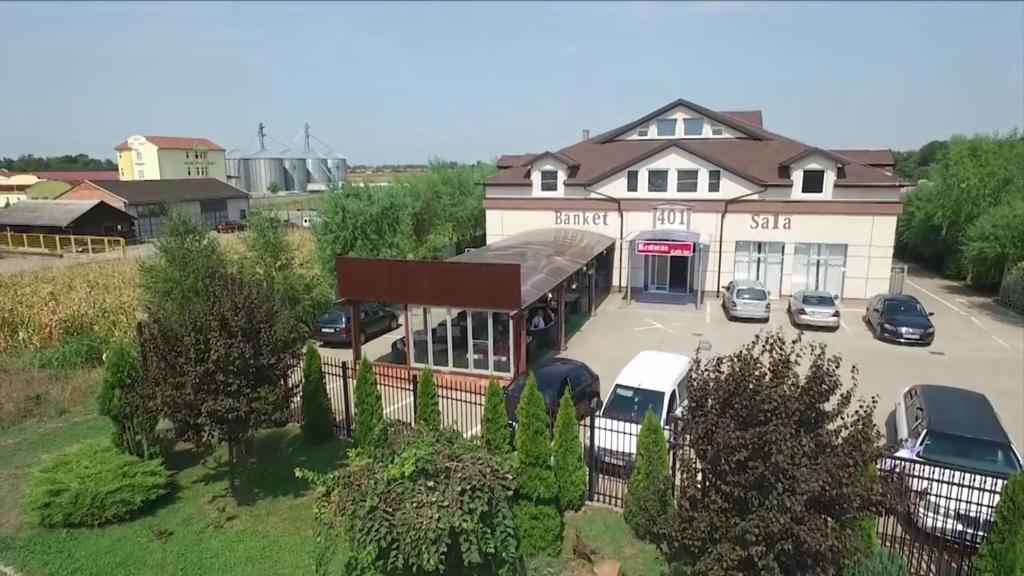 an aerial view of a building with a parking lot at Apartmani 401- Bijeljina in Bijeljina