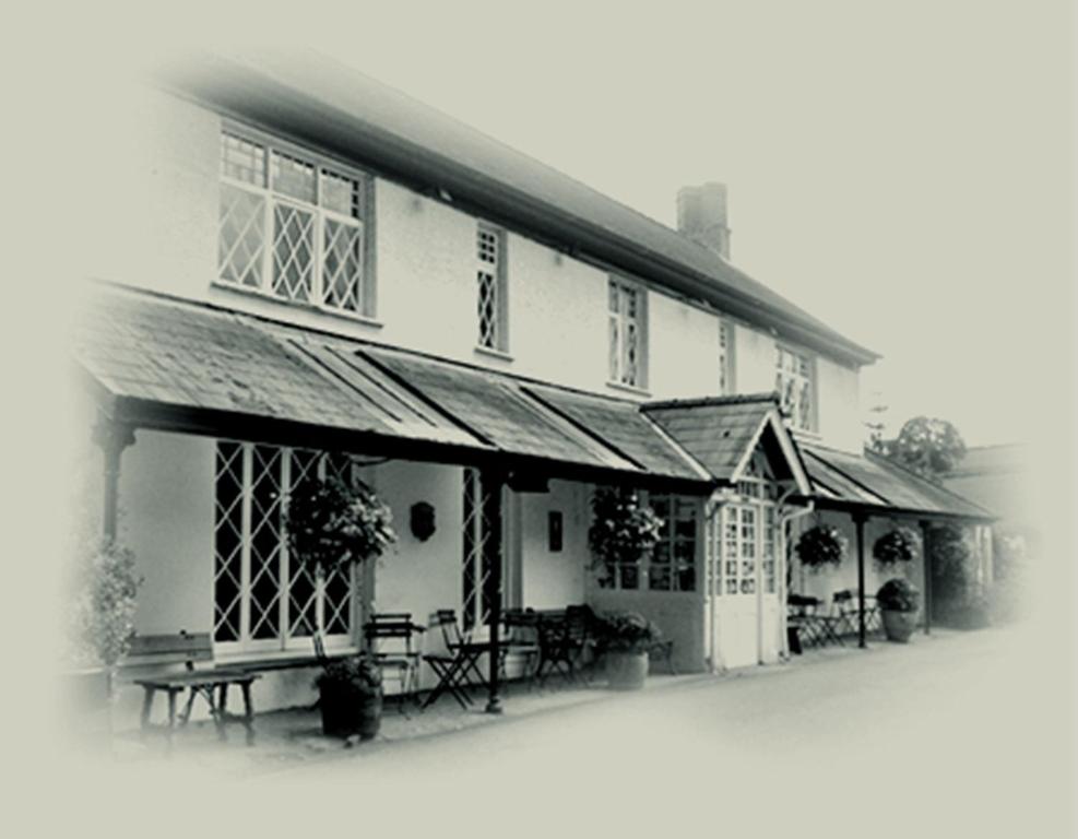 una foto en blanco y negro de una casa en The Clytha Arms, en Abergavenny