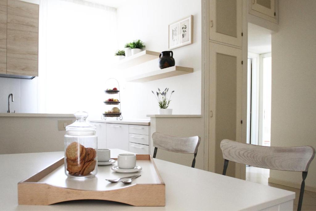 eine Küche mit einem Tisch mit einem Teller Brot drauf in der Unterkunft Casa Chiara in Porto Recanati
