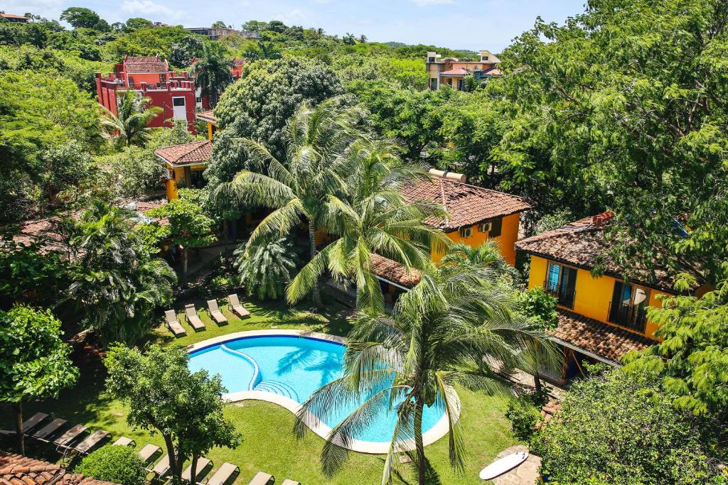 una vista aérea de un complejo con piscina en Villas Macondo en Tamarindo