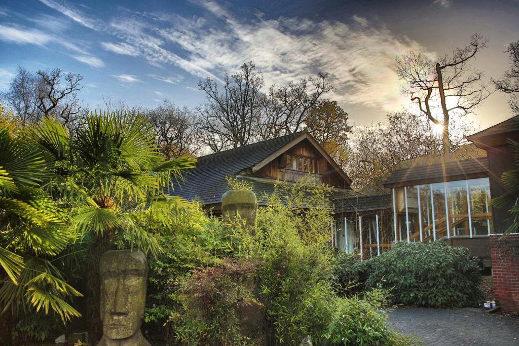 una casa con muchas plantas delante de ella en Marwell Hotel - A Bespoke Hotel, en Winchester