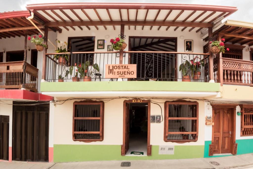 um edifício com uma varanda e uma placa em Hostal Mi Sueño Jardín em Jardín