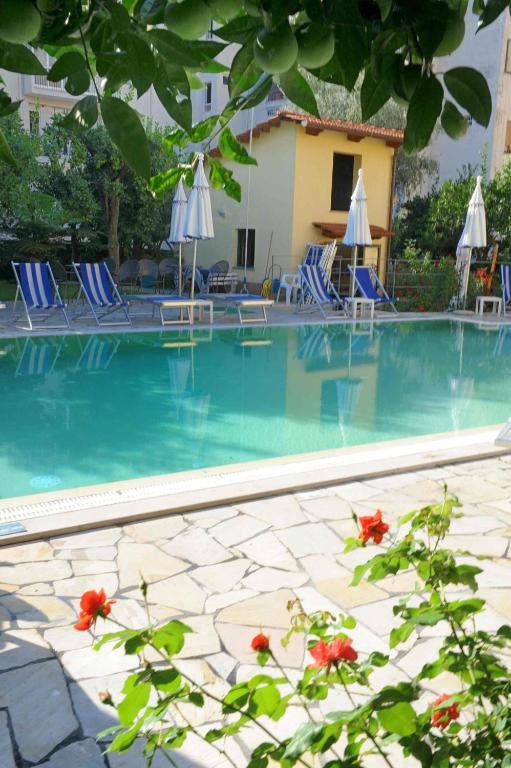 Bazén v ubytování Hotel Tourist nebo v jeho okolí