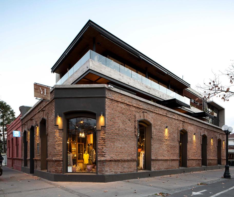 una tienda frente a un edificio de ladrillo en Maison Italia 1029, en Santiago