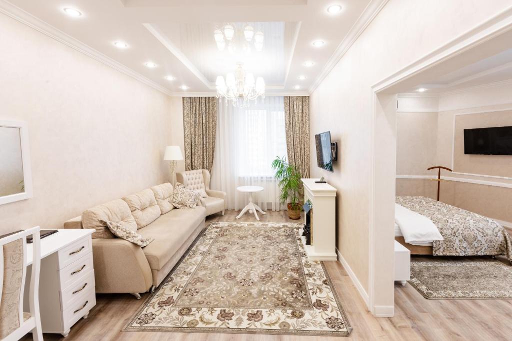 sala de estar con sofá y cama en Hotel Ankor, en Blagovéshchensk