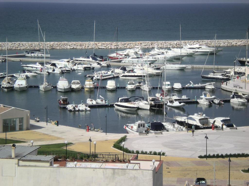 Un montón de barcos están atracados en un puerto deportivo. en Residence Ducale, en Rodi Garganico
