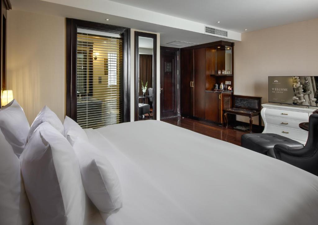 TV a/nebo společenská místnost v ubytování Paradise Suites Hotel