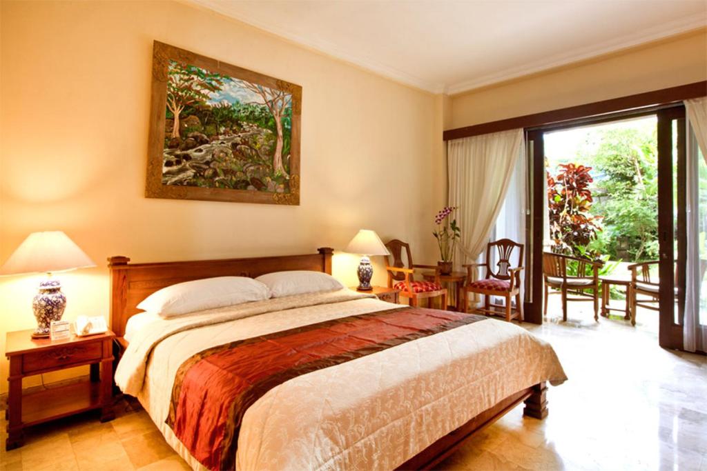 Postel nebo postele na pokoji v ubytování Hotel Kumala Pantai
