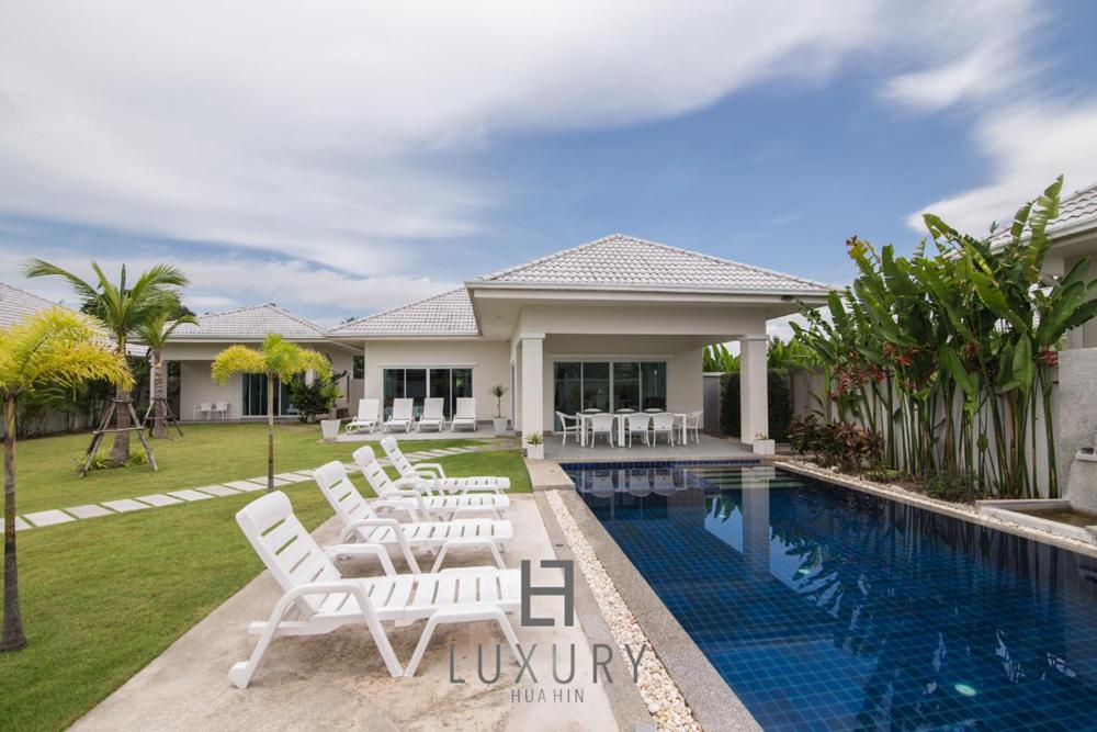 Kolam renang di atau dekat dengan Hua Hin Pool Villa with 4 Bedrooms L50