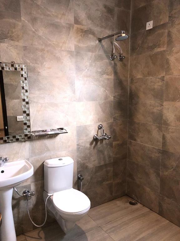 Hotel Red Sapphire - Deluxe Double Room (2 Adults + 1 Child)