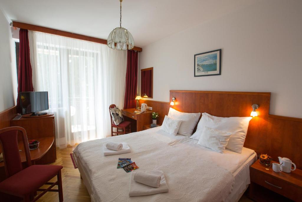 Postel nebo postele na pokoji v ubytování HELIOS Hotel Apartments