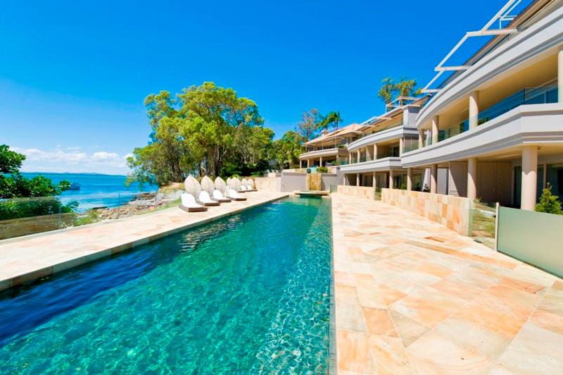 Bazén v ubytování Amarna Luxury Beach Resort nebo v jeho okolí
