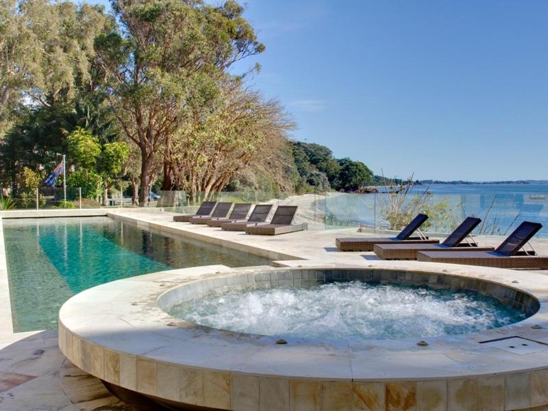 Bazén v ubytování Amarna Luxury Beach Resort nebo v jeho okolí