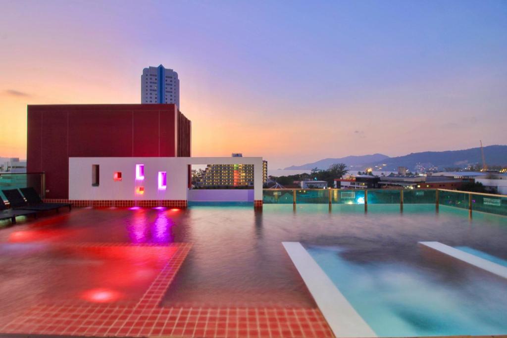 Bazén v ubytování SLEEP WITH ME HOTEL design hotel @ patong (SHA Plus+) nebo v jeho okolí