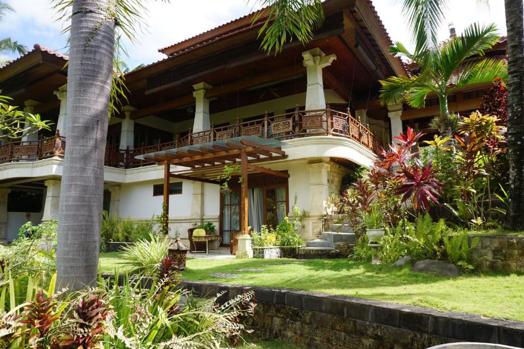 a house with a garden in front of it at Gunung Paradis Retreat in Munduk
