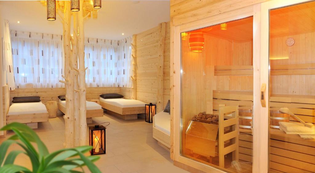 ein Schlafzimmer mit zwei Betten und ein Zimmer mit einem Kronleuchter in der Unterkunft Sieberlechnerhof in Lüsen