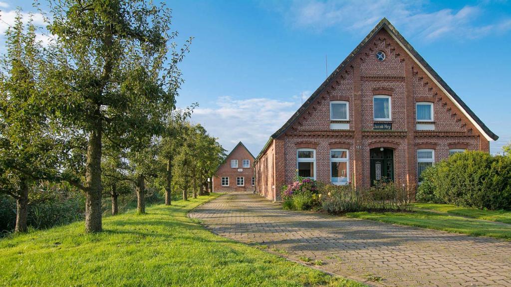 a brick building with a brick road in front of it at Herta Kruse Ferienwohnungen in Jork