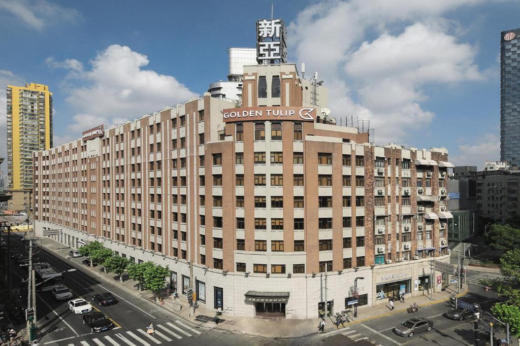 上海的住宿－上海外灘鬱錦香新亞酒店，一座大建筑,上面有标志