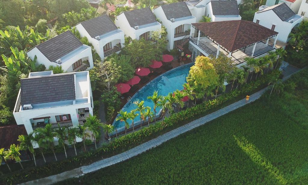 una vista aérea de una casa con piscina en Azumi, en Hoi An