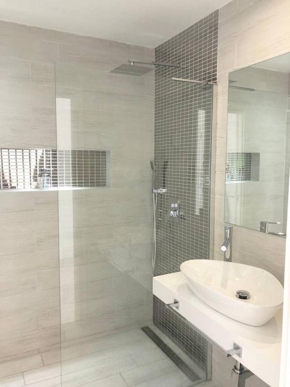 Kúpeľňa v ubytovaní Loft del Mar - Charming luxury apartment at La Roca