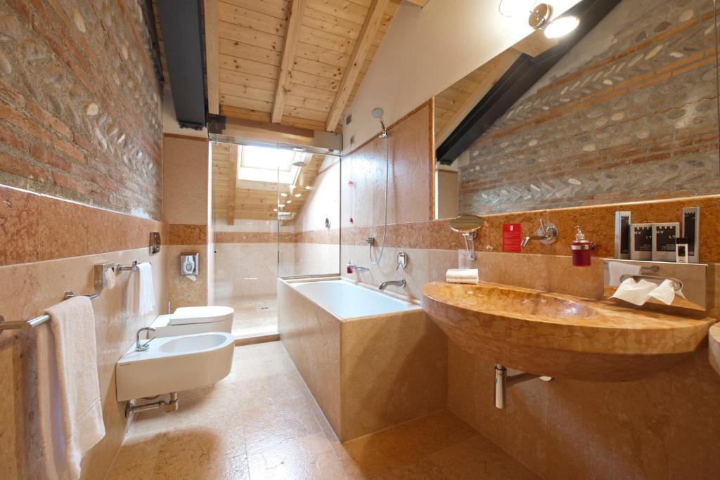 Koupelna v ubytování Hotel Veronesi La Torre