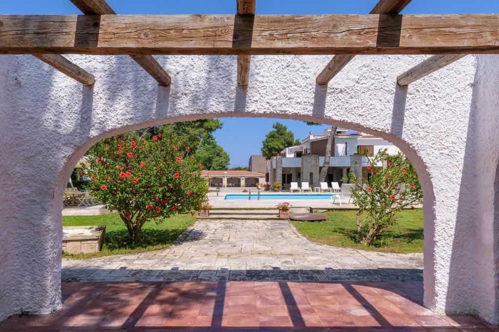 an archway leading into a yard with a pool at Villa Il Melograno in San Cataldo