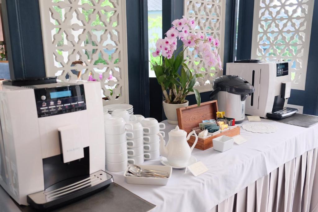Příslušenství pro přípravu čaje a kávy v ubytování Devasom Hua Hin Resort