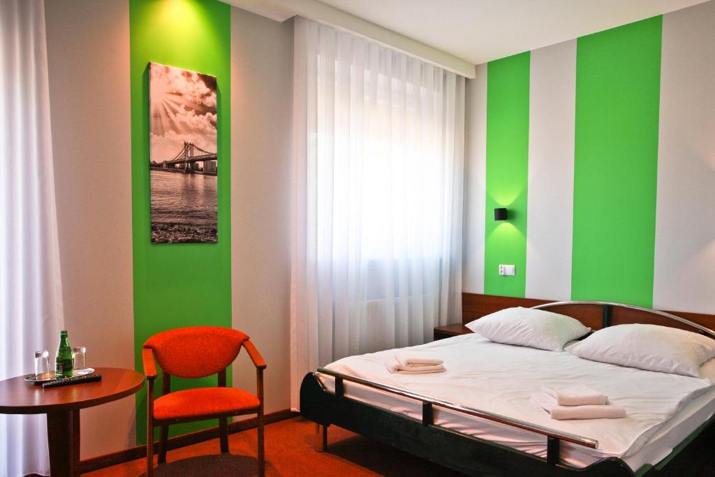 Posteľ alebo postele v izbe v ubytovaní Hotel Chabrowy Dworek