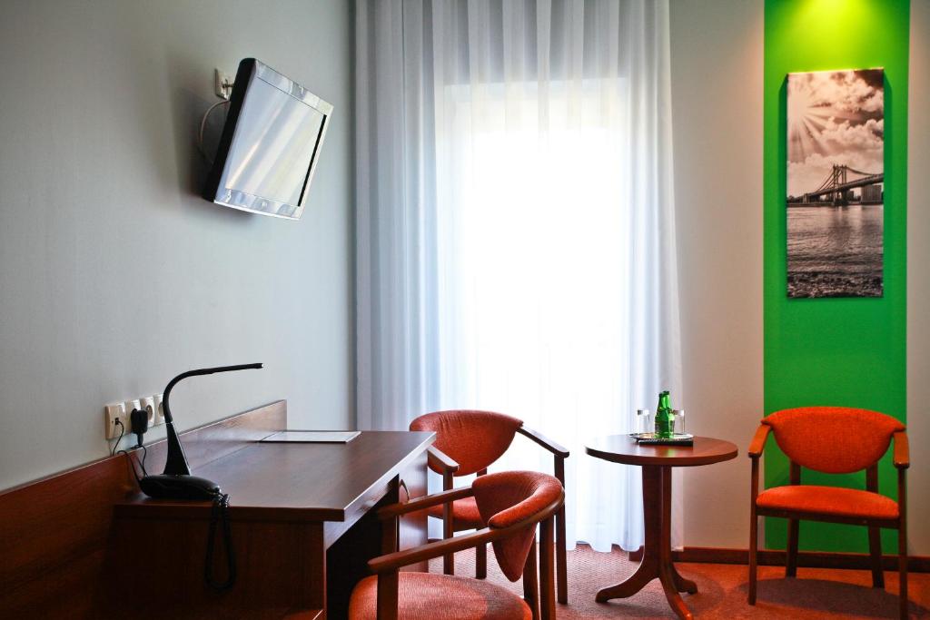 Televízia a/alebo spoločenská miestnosť v ubytovaní Hotel Chabrowy Dworek