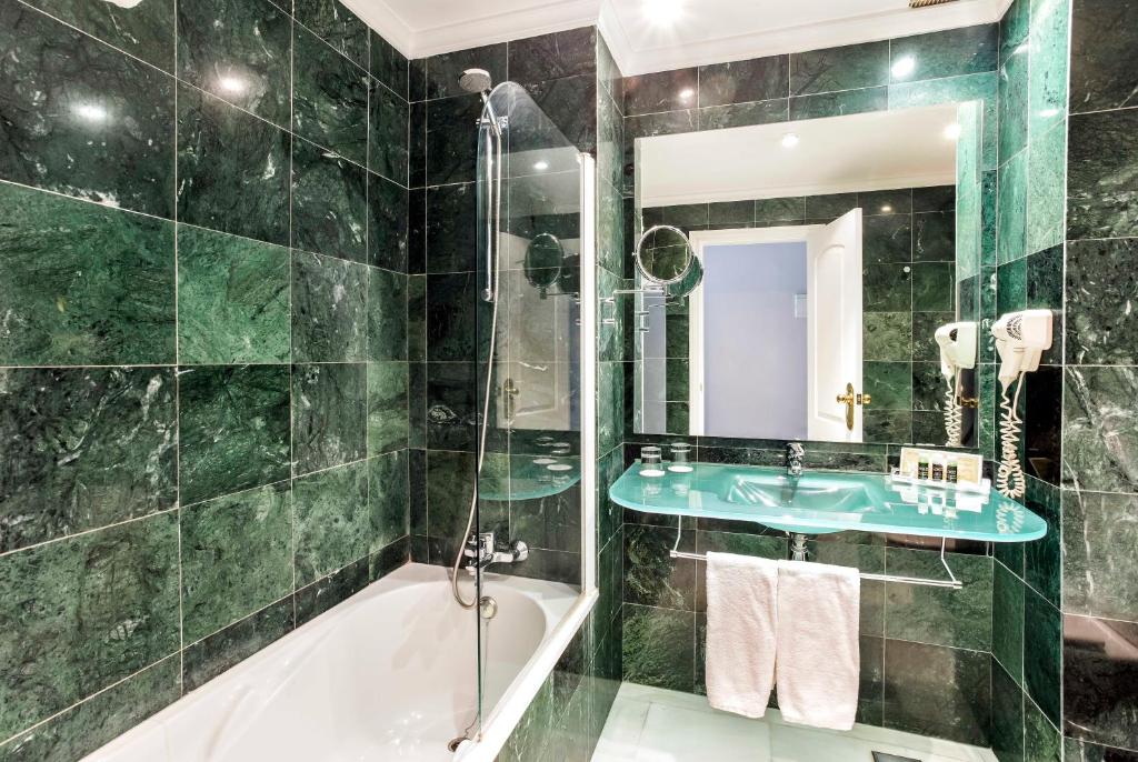 Exe Las Adelfas - Resim 23