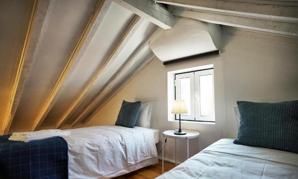 Postel nebo postele na pokoji v ubytování Alfama Historical Apartment 3 BR Duplex
