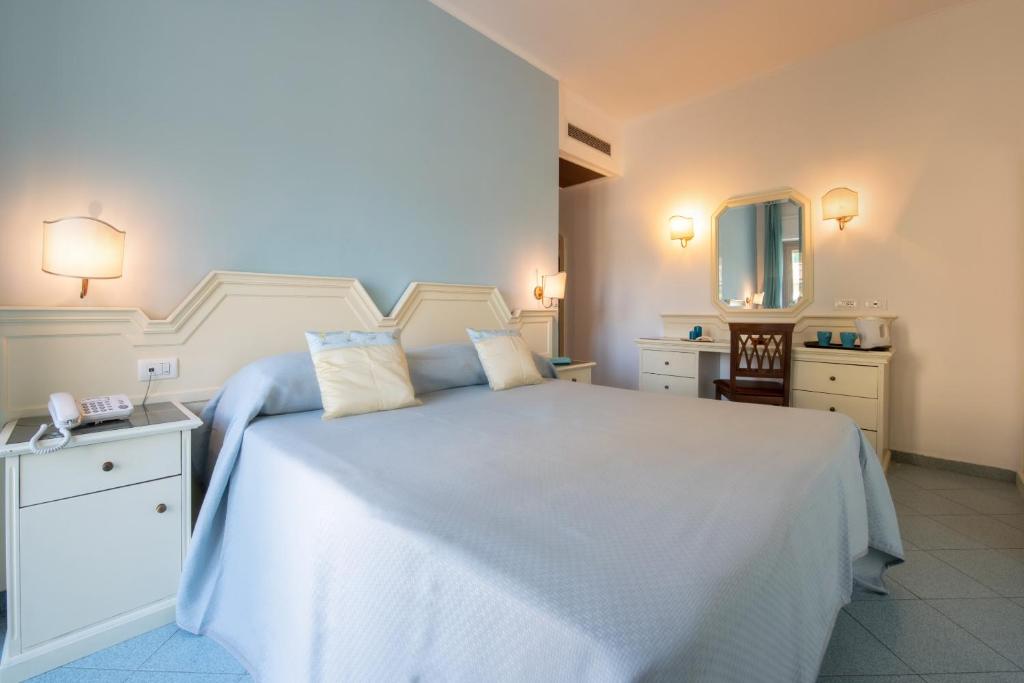Postel nebo postele na pokoji v ubytování Hotel Ascot Sorrento