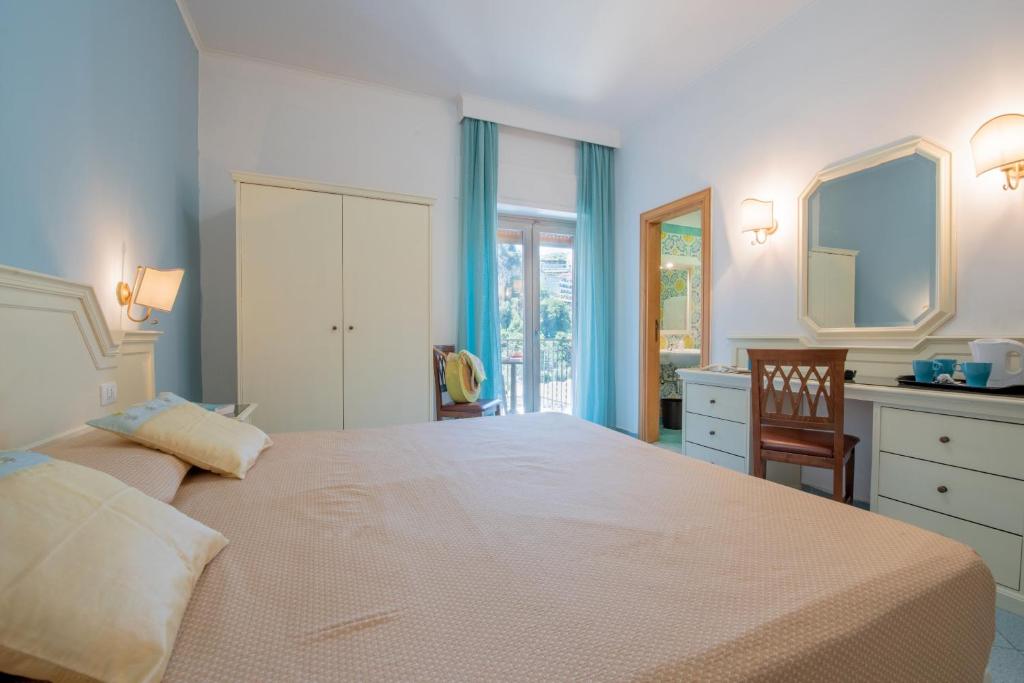 Postel nebo postele na pokoji v ubytování Hotel Ascot Sorrento