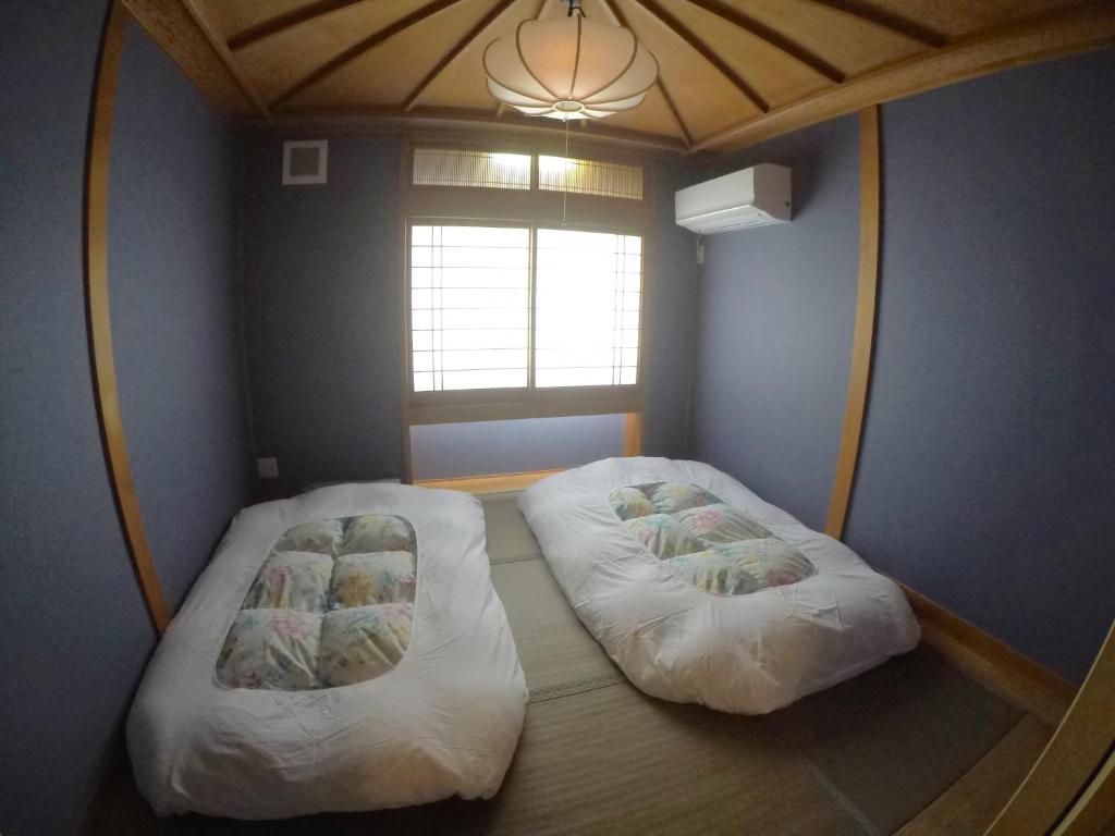 Postel nebo postele na pokoji v ubytování Narita Sando Guesthouse