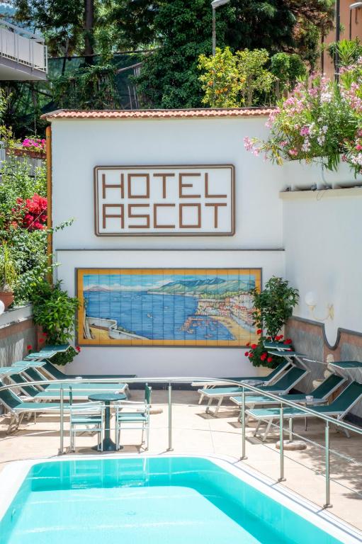 Bazén v ubytování Hotel Ascot Sorrento nebo v jeho okolí