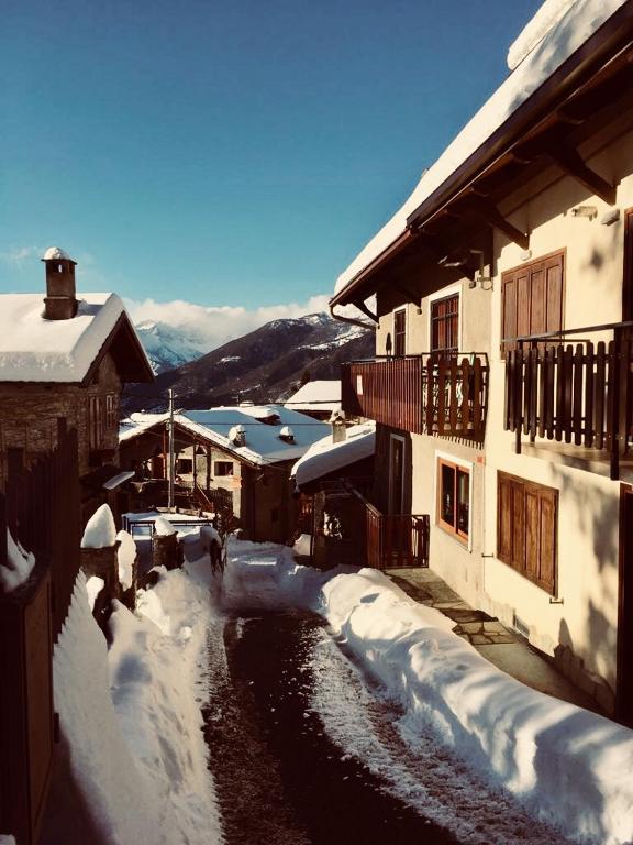 grupa budynków ze śniegiem na ziemi w obiekcie Casa della Nonna w mieście Sauze dʼOulx