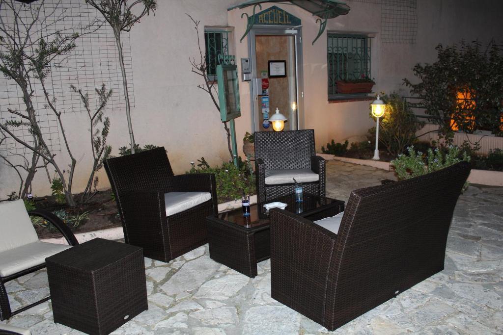 Posezení v ubytování Hôtel Le Clos des Pins