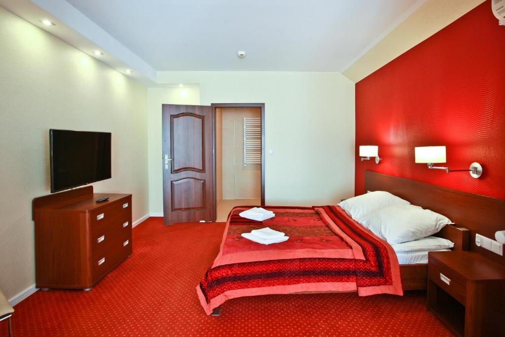 Posteľ alebo postele v izbe v ubytovaní Hotel Chabrowy Dworek