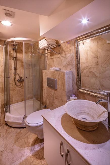 Koupelna v ubytování Asia Business Suites