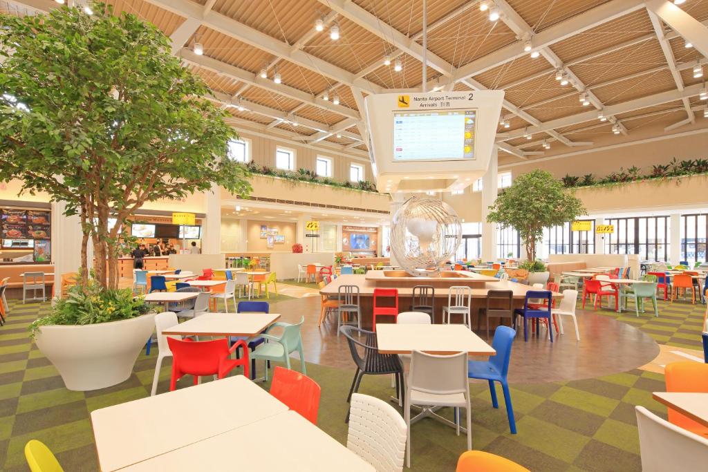 成田市にあるホテルウェルコ成田の学食堂の教室