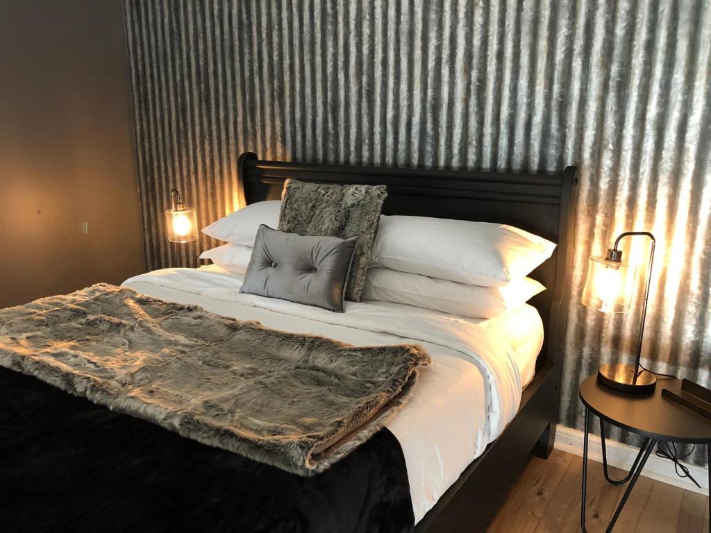 uma cama com duas almofadas e um cobertor em Amande Bed and Breakfast em McLaren Vale
