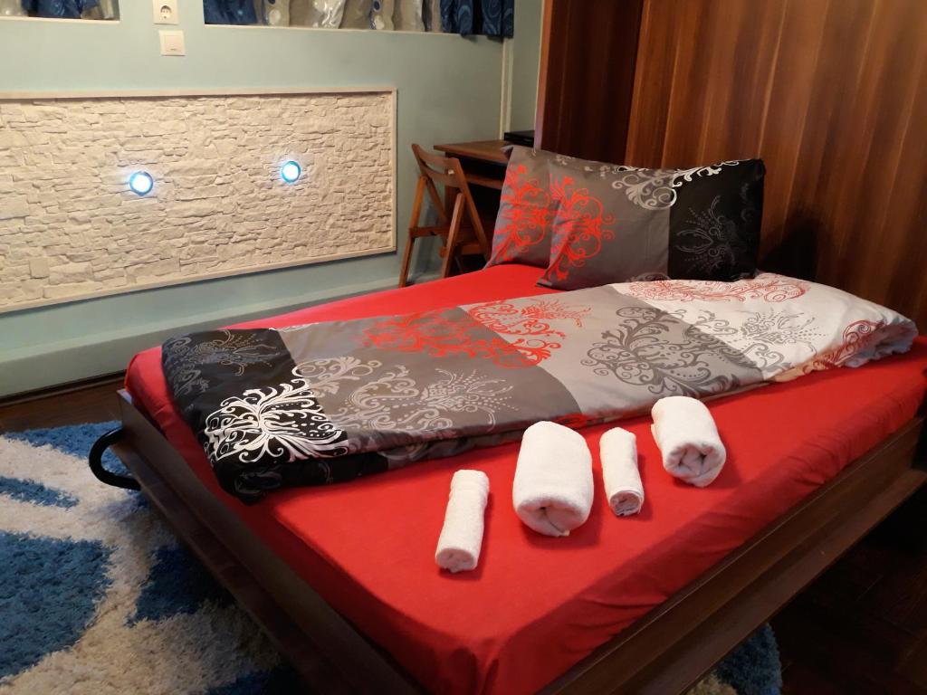 łóżko z kapciami i kocem w obiekcie Jaky residence cu terasă w Braszowie